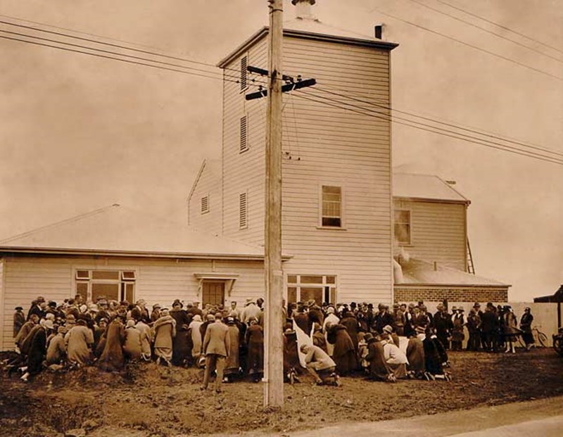 Continuous fermentation system — Protesters outside the Waitemata Brewery, 1929